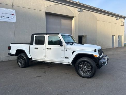 Used 2024 Jeep Gladiator Sport AWD/4WD image 8