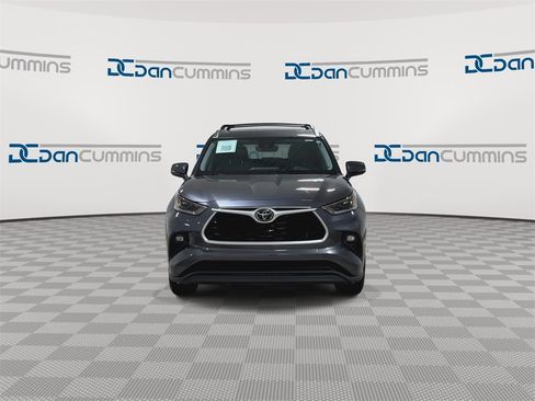 Used 2021 Toyota Highlander XLE image 3
