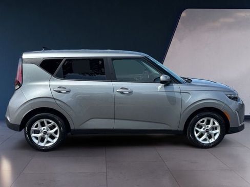 Certified 2025 Kia Soul LX w/ LX Technology Package FWD image 6