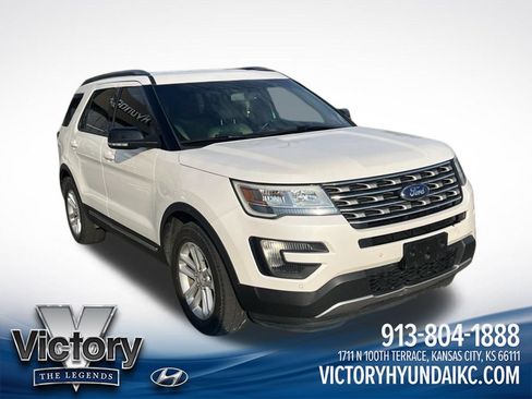 Used 2016 Ford Explorer XLT w/ Equipment Group 202A FWD image 3