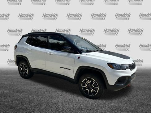 Used 2025 Jeep Compass Trailhawk AWD/4WD image 2