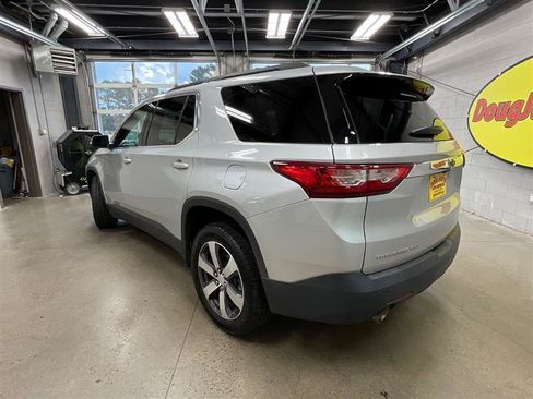 Used 2021 Chevrolet Traverse LT w/ LT Premium Package AWD/4WD image 3