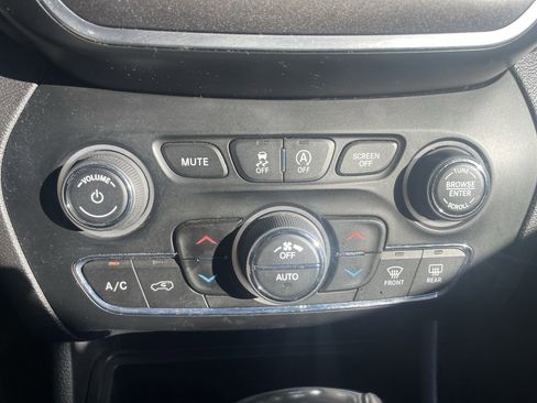 Used 2019 Jeep Cherokee Trailhawk image 23