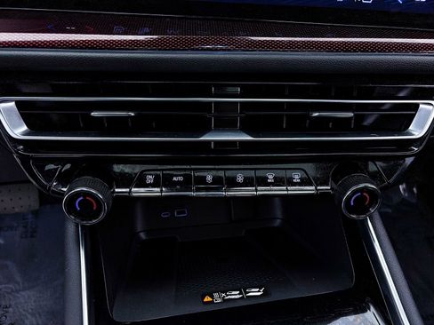 Used 2024 Chevrolet Traverse RS image 27