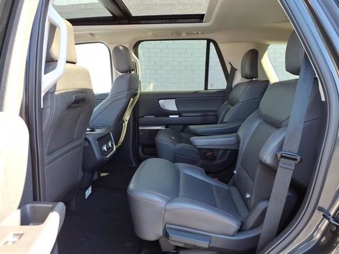Used 2025 Ford Expedition Active image 13