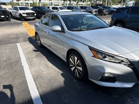 Used 2021 Nissan Altima 2.5 SV w/ SV Premium Package FWD image 12
