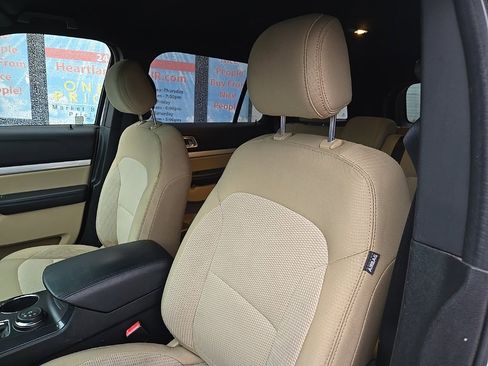 Used 2017 Ford Explorer XLT image 37