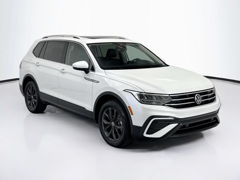 Used 2023 Volkswagen Tiguan SE w/ Panoramic Sunroof Package FWD image 3