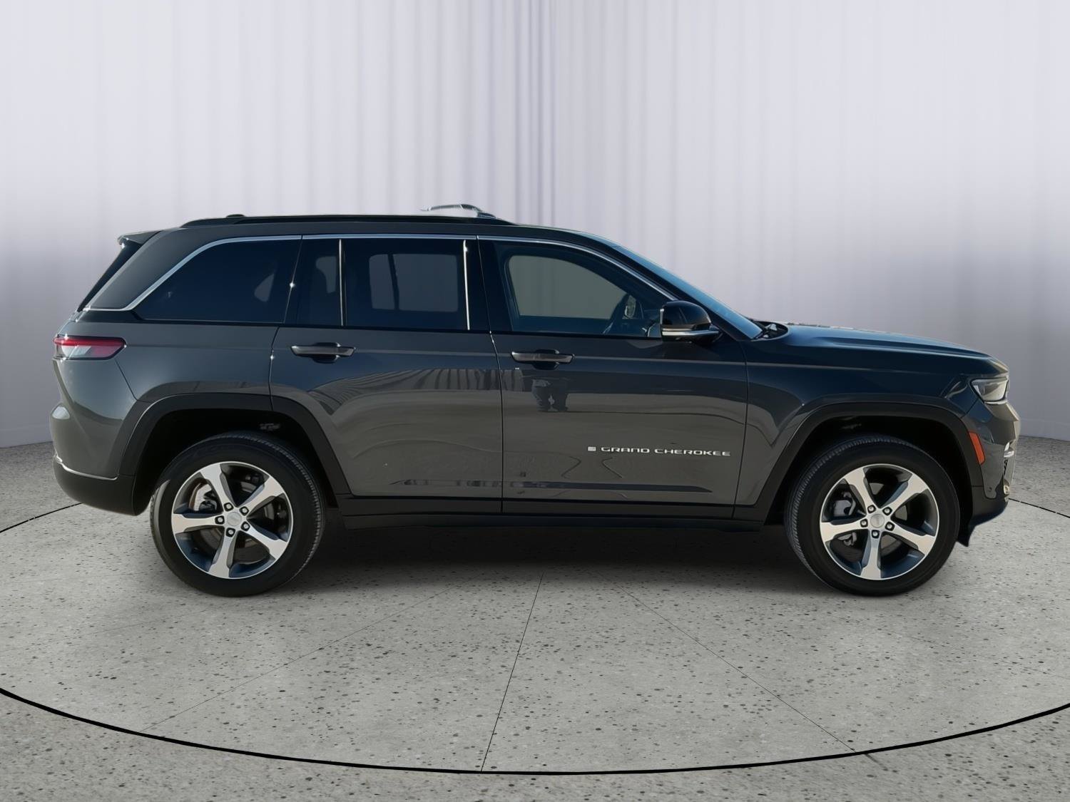 Used 2025 Jeep Grand Cherokee Limited w/ Luxury Tech Group II AWD/4WD image 6