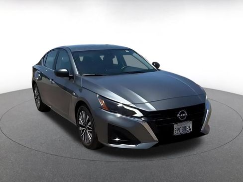 Used 2025 Nissan Altima 2.5 SV FWD image 3