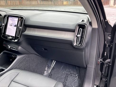 Used 2025 Volvo XC40 B5 Core w/ Protection Package Premier image 19