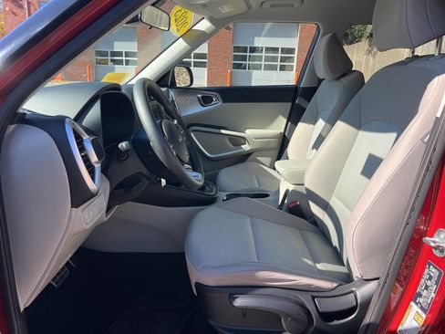 Used 2023 Kia Soul LX w/ LX Technology Package image 12