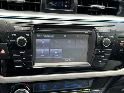 Used 2015 Toyota Corolla LE FWD image 19