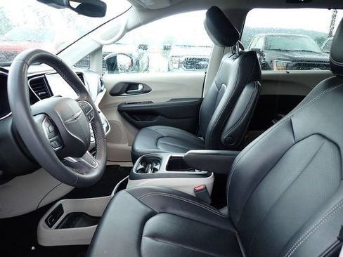 Used 2024 Chrysler Pacifica Touring-L FWD image 11