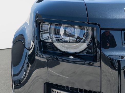 New 2025 Land Rover Defender 110 X-Dynamic SE image 10