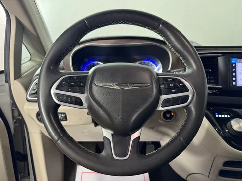 Used 2022 Chrysler Voyager LX FWD image 13