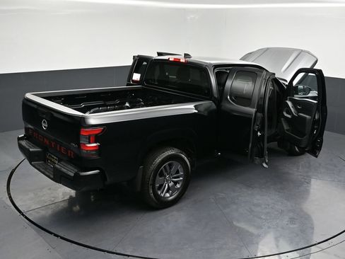 Used 2025 Nissan Frontier SV image 32
