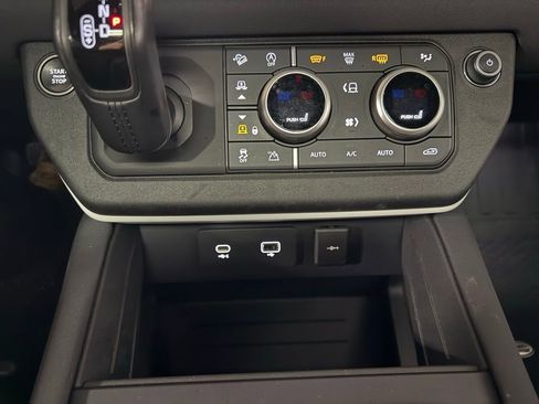 Used 2023 Land Rover Defender 130 SE image 13