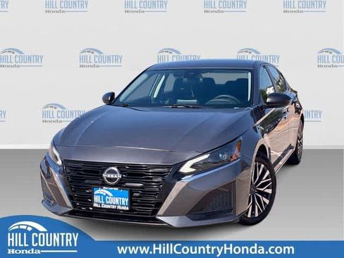 Used 2024 Nissan Altima 2.5 SV FWD image 1