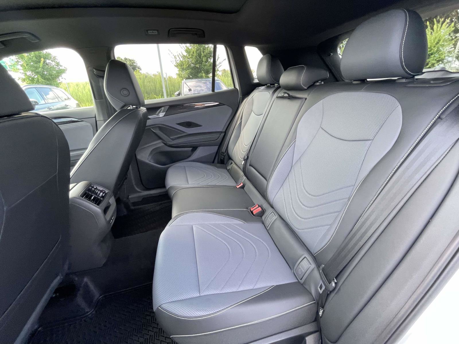 New 2026 Volkswagen Tiguan SE R-Line FWD image 13