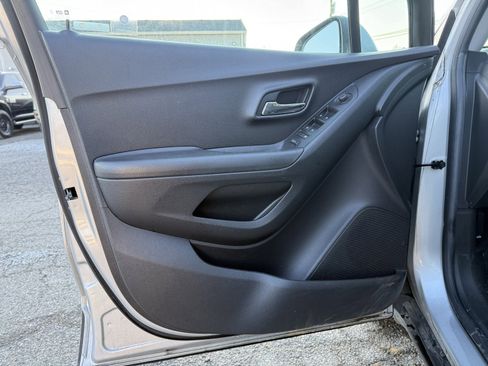 Used 2019 Chevrolet Trax LT w/ LT Convenience Package image 11