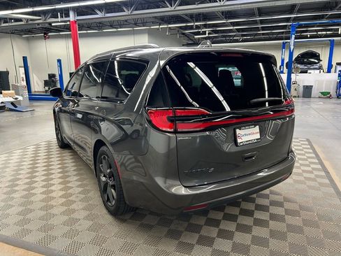Used 2022 Chrysler Pacifica Touring-L w/ S Appearance Package FWD image 5