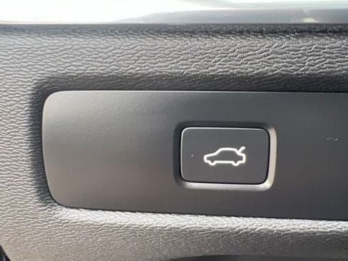 Certified 2025 Volvo XC60 B5 Ultra w/ Protection Package Premier AWD/4WD image 23