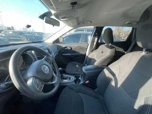 Used 2019 Jeep Cherokee Latitude w/ Popular Appearance Group image 4