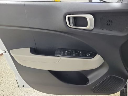 Used 2024 Hyundai Venue SEL FWD image 22
