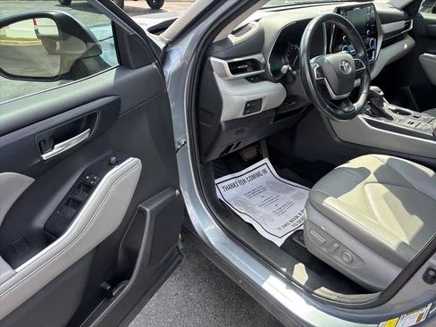 Used 2022 Toyota Highlander XLE AWD/4WD image 18