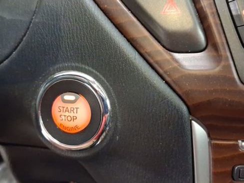 Used 2020 Nissan Pathfinder Platinum FWD image 33