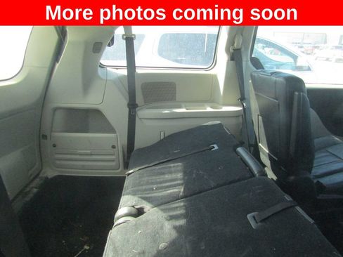 Used 2016 Chrysler Town & Country Touring FWD image 13