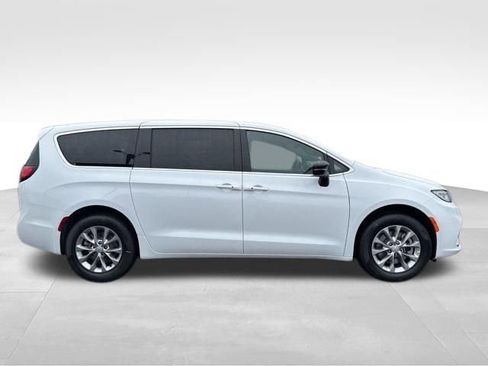 New 2026 Chrysler Pacifica Select image 8