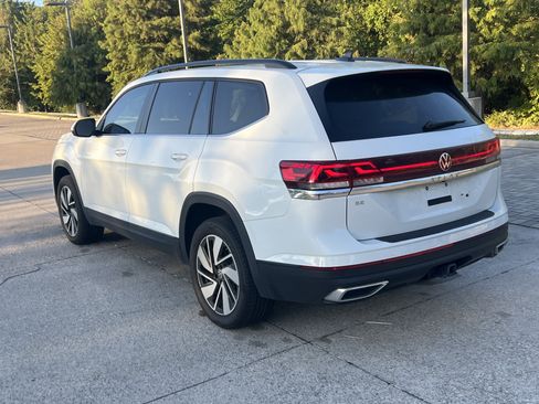 Used 2024 Volkswagen Atlas SE w/ Panoramic Sunroof Package FWD image 7