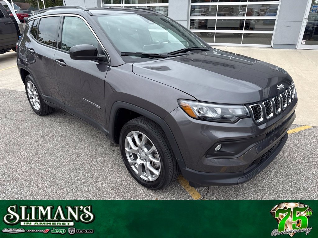 Used 2024 Jeep Compass Latitude AWD/4WD image 1