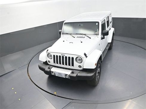 Used 2017 Jeep Wrangler Unlimited Sahara w/ Connectivity Group image 10