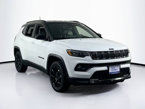 Used 2023 Jeep Compass Latitude w/ Convenience Group AWD/4WD image 3