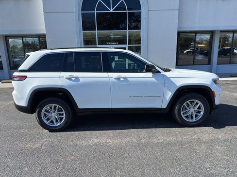 New 2025 Jeep Grand Cherokee Laredo image 2
