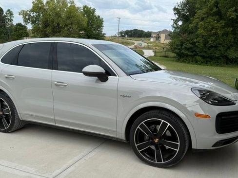 Used 2022 Porsche Cayenne E-Hybrid image 3