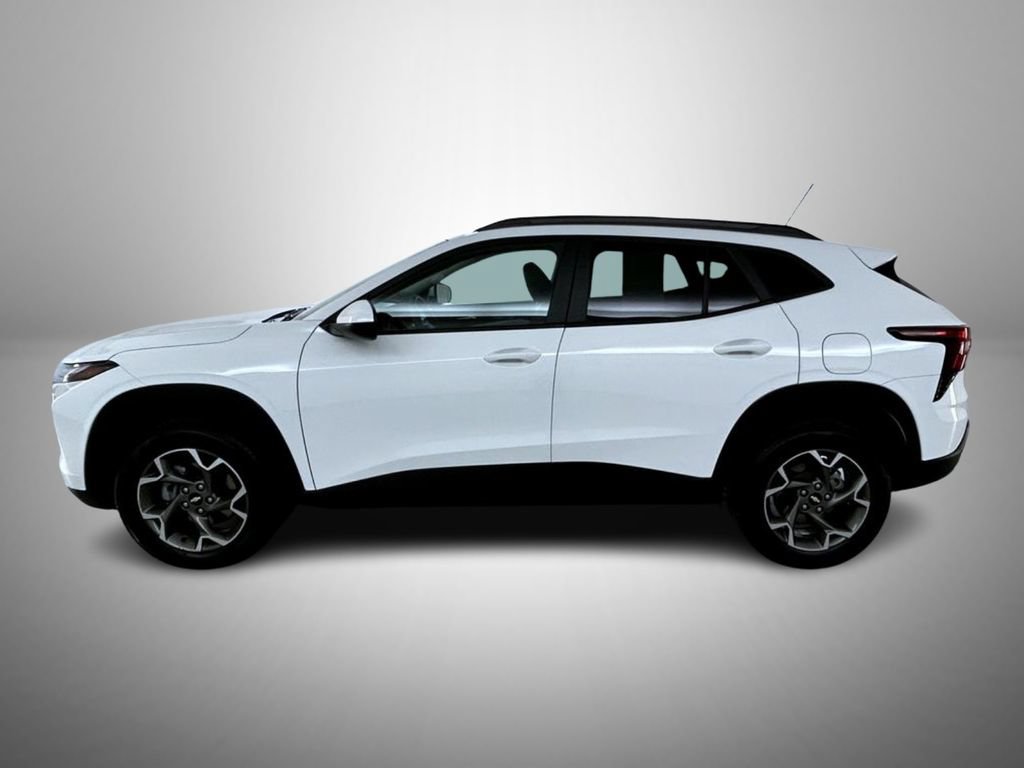 Used 2025 Chevrolet Trax LT FWD image 8