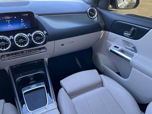 Used 2025 Mercedes-Benz GLA 250 4MATIC image 35