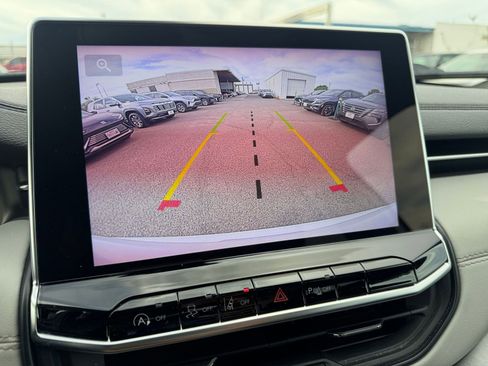 Used 2025 Jeep Compass Limited image 17