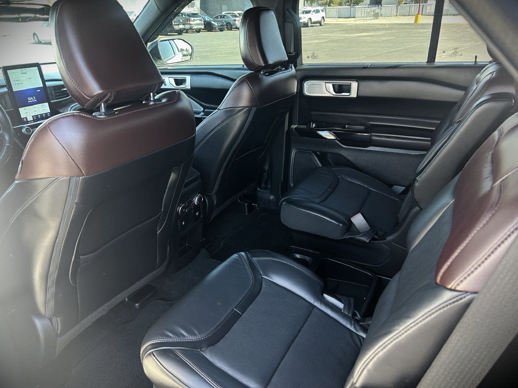 Used 2021 Ford Explorer Platinum w/ Equipment Group 601A AWD/4WD image 31