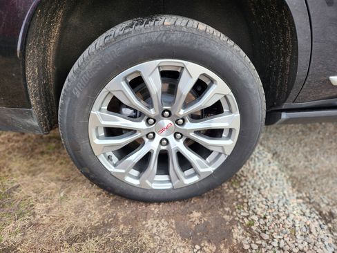 Used 2024 GMC Yukon Denali w/ Advanced Technology Package image 10