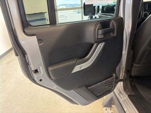 Used 2017 Jeep Wrangler Unlimited Rubicon w/ Connectivity Group AWD/4WD image 32