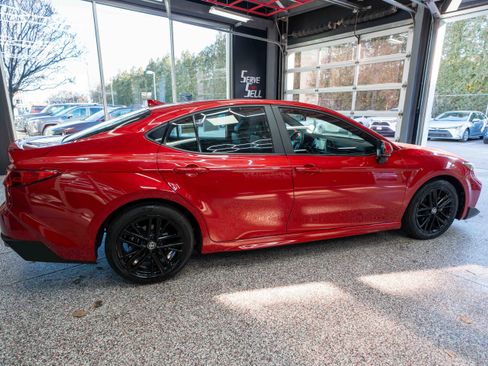 Used 2025 Toyota Camry SE image 4