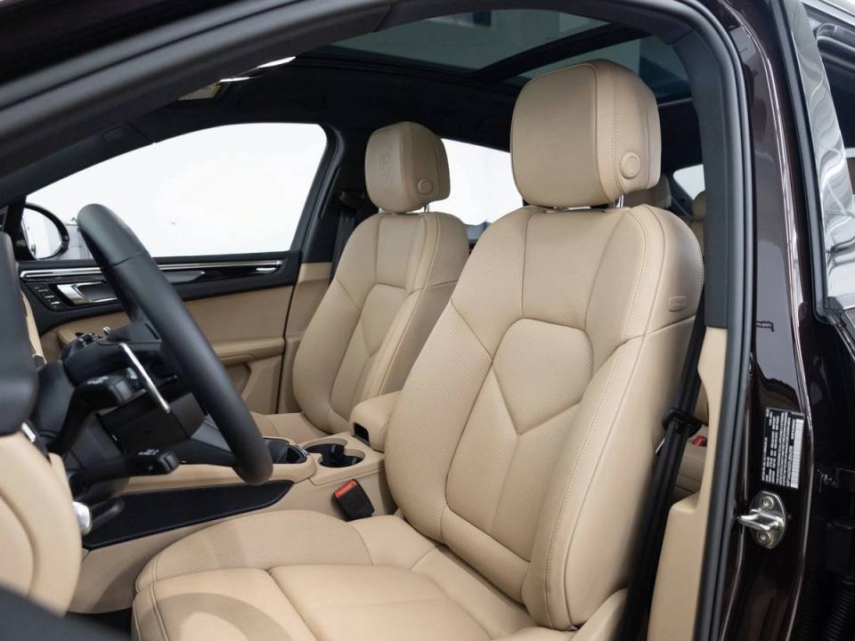Certified 2026 Porsche Macan AWD/4WD image 5