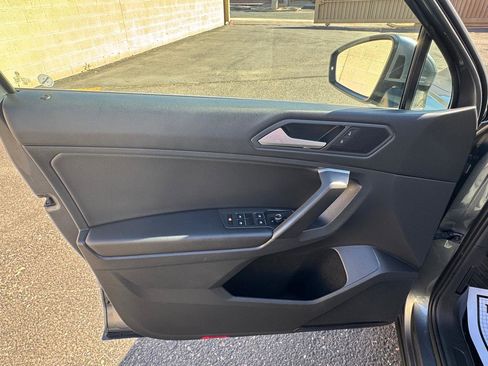 Used 2021 Volkswagen Tiguan SE image 10