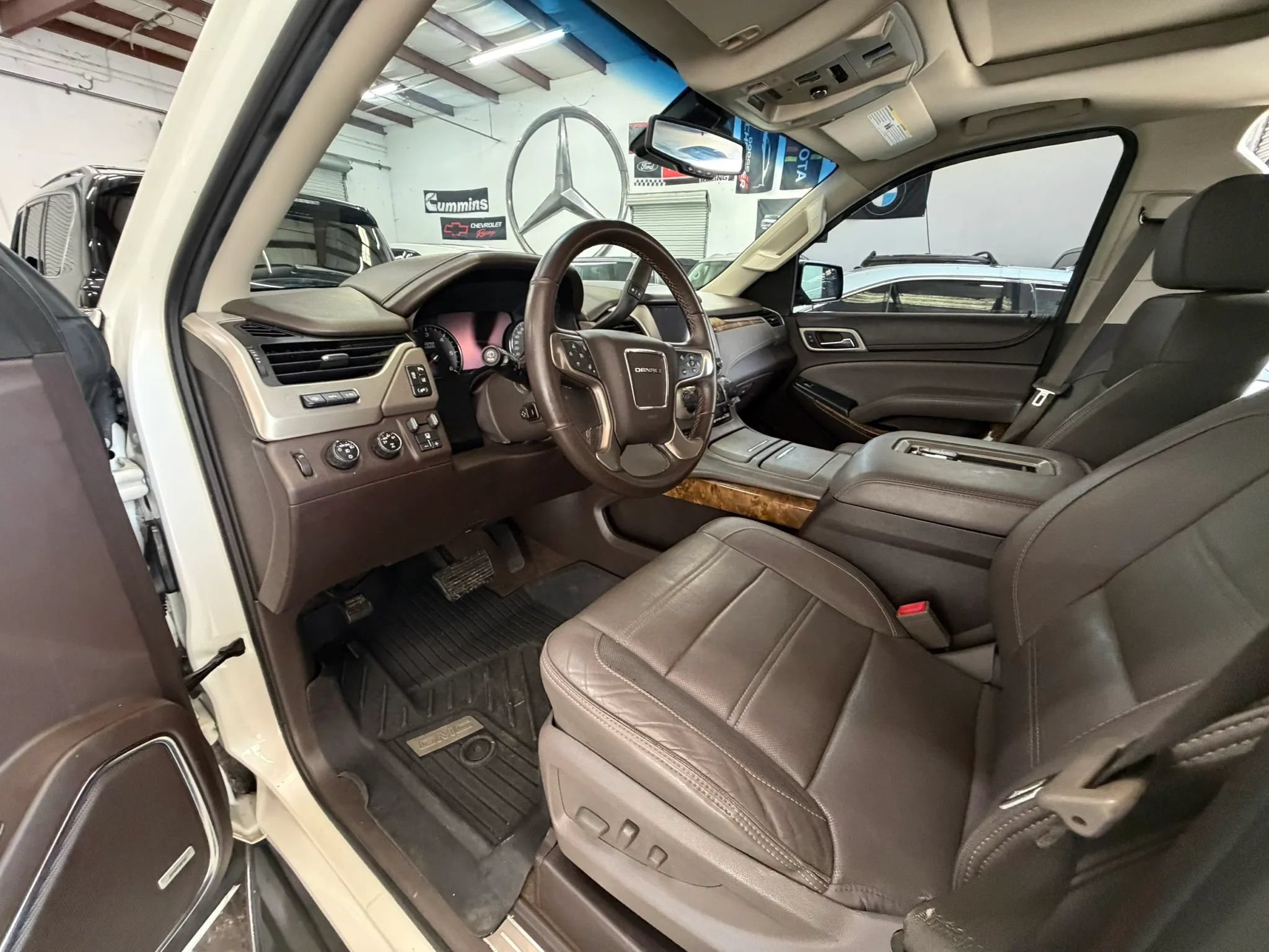 Used 2015 GMC Yukon Denali w/ Touring Package AWD/4WD image 46