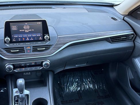 Used 2025 Nissan Altima 2.5 SV FWD image 35